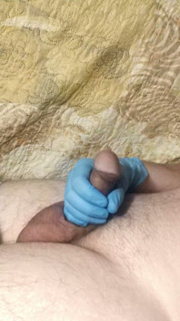 厨房准备出错了 - 单身男性穿着蓝色手套撸管