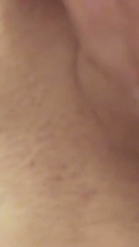 Une brune à forte poitrine se filme - se doigte dans le miroir de la salle de bain
