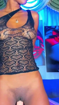 Moja przemoczona cipka potrzebuje twoich palców, ale ja mam tylko swoje