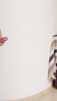 O Fată Blondă Se Masturbează Și Este Văzută De Un Voyeur, O Privește Cum Se Masturbează Și Apoi