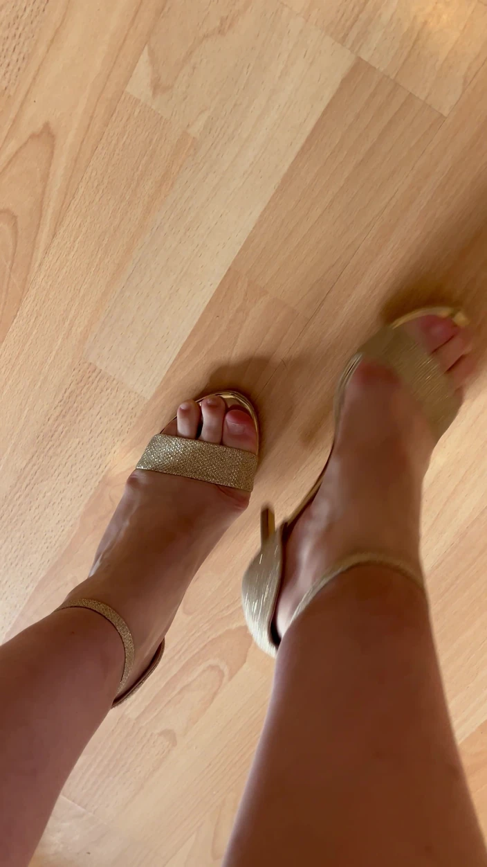 Feet: VEDERE LA PERSOANA 1: Sunetele de mers pe jos, în bej tocuri înalte