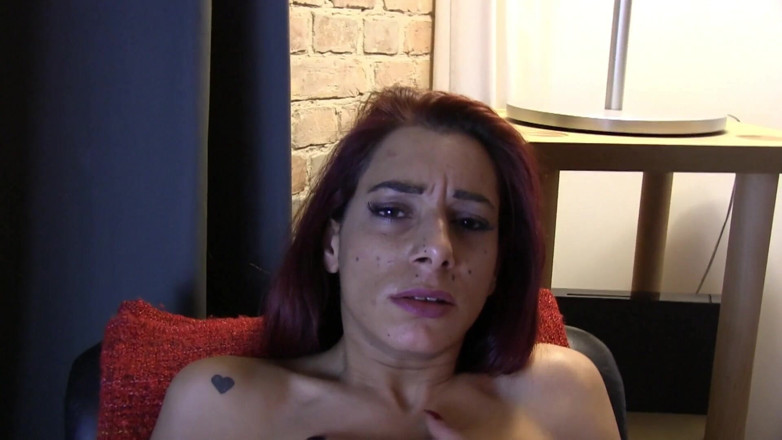 Bonni Ryder: Solo on the chair