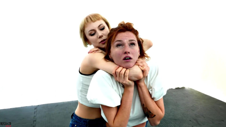 Defeated Sex Fight: Lilith &amp; Meryl - 热辣的红发女郎大战性感的金发女郎激情做爱