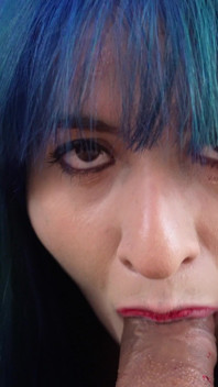 Cewek punk rambut biru lagi asik nyepong kontol