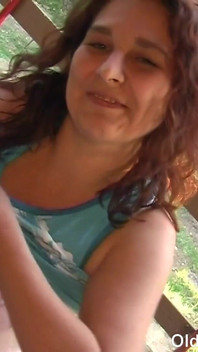 Olds Fuck Dolls - stary facet dostaje POV ręczną robotę od sąsiada