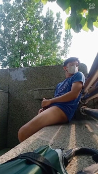 Aisa Young твинк дрочит и кончает на улице