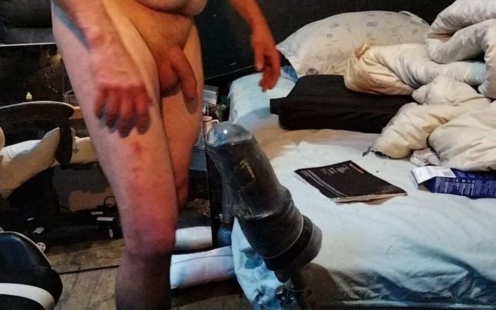 Rocco7freddi: Aku lagi asik ngentot pantatku pakai dildo ukuran XL