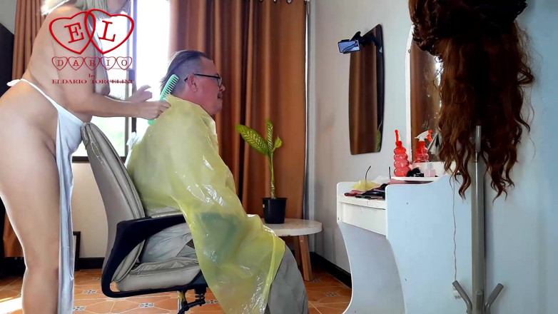 Strange stepfamily: Scherzo! Donna dal barbiere si spoglia al suo barbiere nudista....