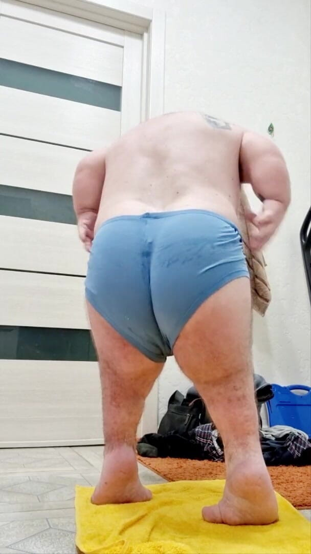 MiniCorgi: Naine après la douche