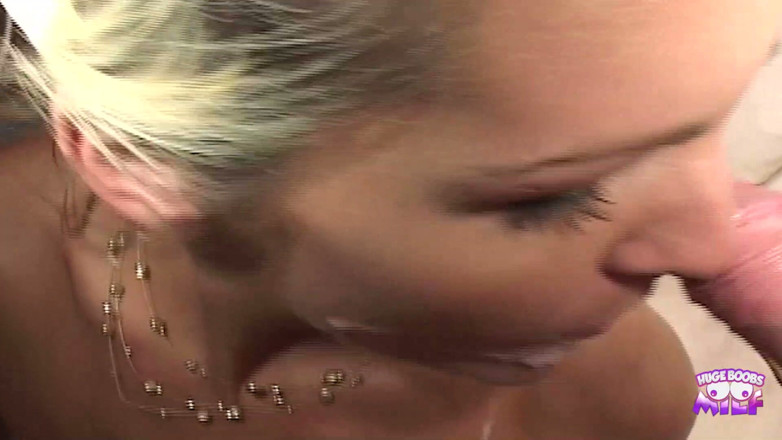 Huge Boobs MILF: 푹신한 젖꼭지를 가지고 놀고 카우걸 라이드에서 나뭇가지처럼 흔들리는 캐슬린.