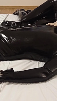 E timpul să hrănească sperma într-un castsuit din latex cu o mască de latex, sclavul chiar s-a bucurat! 3 Unghi