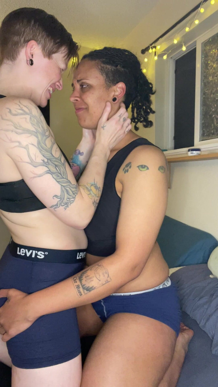 EnbyDykes: Lesbiene adevărate împăcări pasionale și romantice