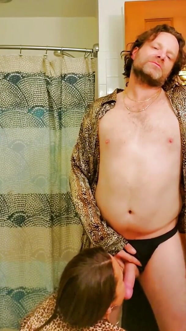 Satin Fetish King: Italiana milf em sessão de cetim com estampa de leopardo