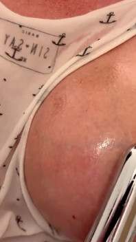 Geölt, meine dicken titten und gepiercten nippel und masturbiert mit Silber-vibrator