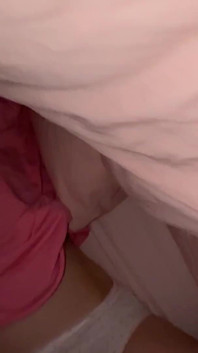Teenage Smels: Meu padrasto gosta de olhar para a calcinha que ele me deu sob o cobertor à noite e às vezes tenta cheirar