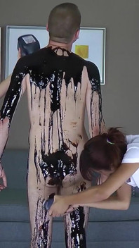 Skupina tří přátel hraje divokou strip frenzy hru