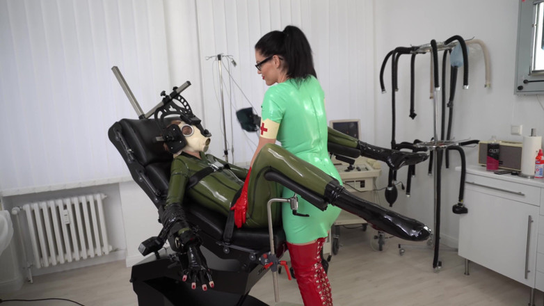 Rubber pervs: 창녀에게 건강 검진을 해주는 라텍스 펨돔 2