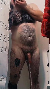 Sexy doccia ragazzo tatuato caldo