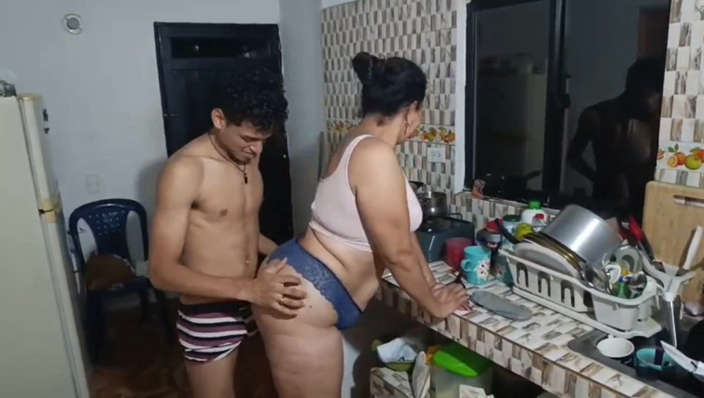 Jovencandelita: Saya mengongkek pantat isteri abang tiri saya, dia mempunyai pantat...