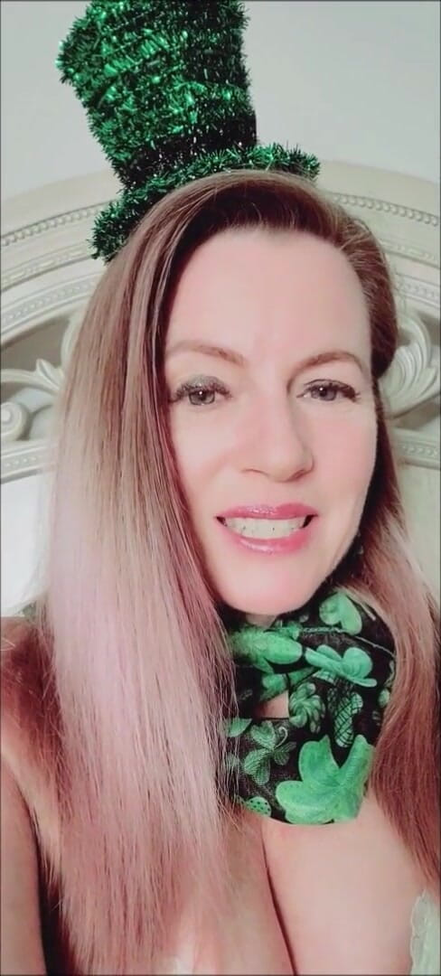 Nikki Nevada: День Святого Патріка, трахає пасинка з ділдо і інструкція з дрочки