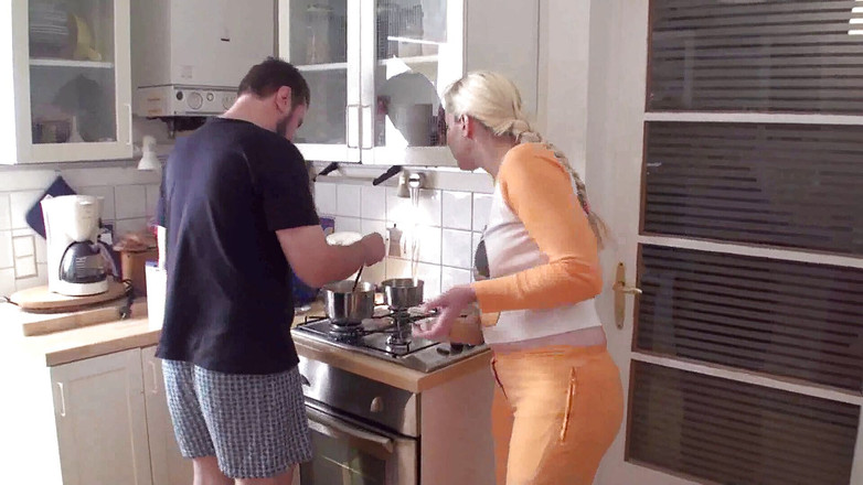 Femdom Austria: Esclavo Joschi ordenó vara para su dominatrix