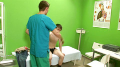 Bareback Boy Bangers: Dva gayové šukají na lékařském pokoji