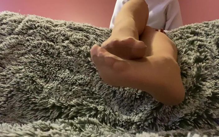 TheRealKittyD: Footworship in Nylons Asmr JOI