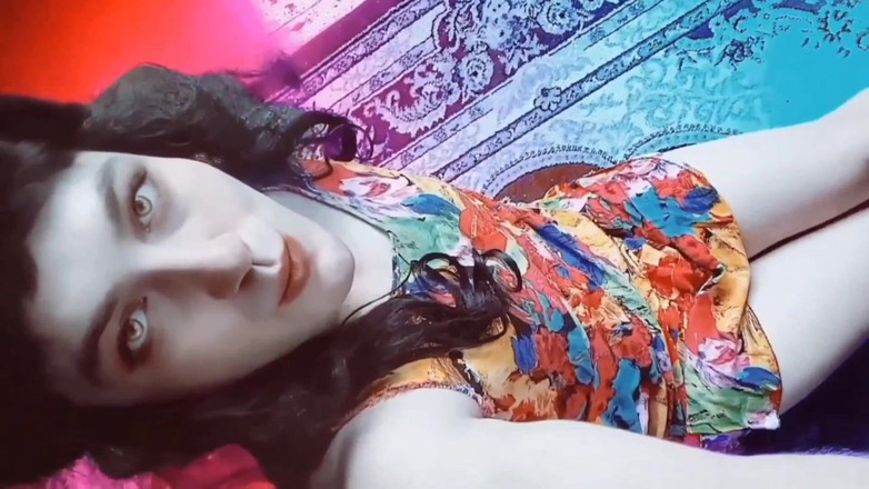 Kitty_Cross: Une superbe tapette se penche sur le banc de Sunny...