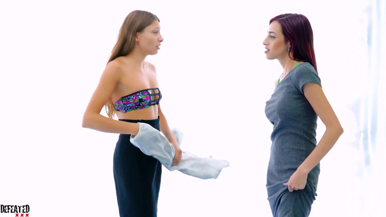 Defeated Sex Fight: Valerie și Talia într-o luptă fierbinte și sexy
