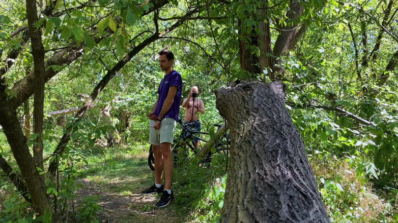 Nick Lewis: Pula suge în pădure