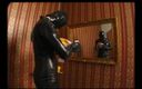 Absolute BDSM films - The original: Dominante dildo gepenetreerd in piercing poesje in latex jurk