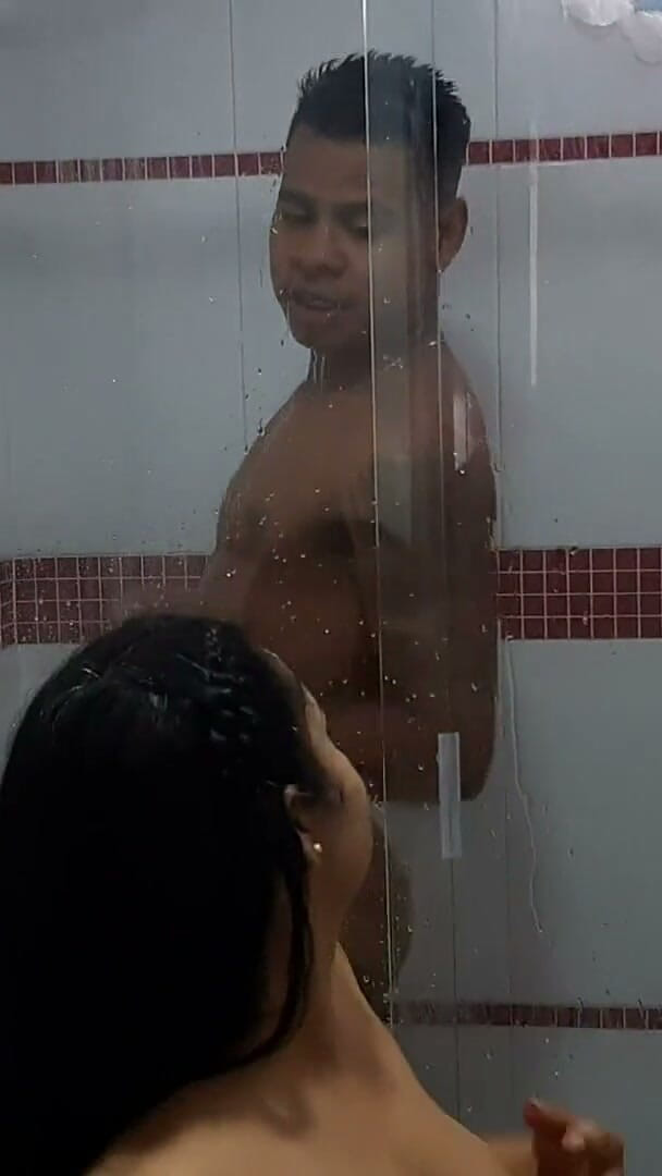 MarieOlsen: Alisha Se Masturbe À Côté De Moi Sous La Douche