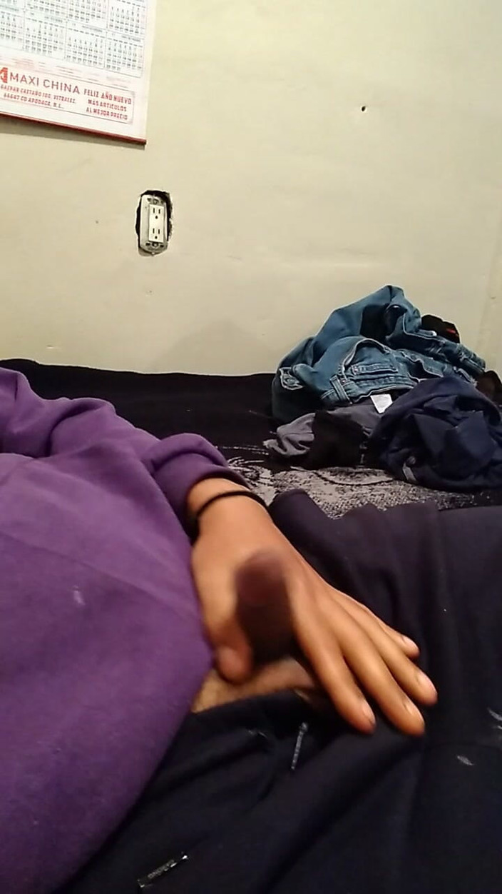 AlexAlejandro13: 義理の妹のベッドの上でチンポに触れる