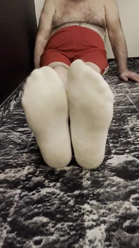 Les pieds du coach Karl dans ses chaussettes blanches [8893]