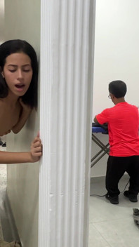 小柄な継父が服にアイロンをかけている間、彼のいたずらっぽい継息子たちは彼の背後で激しくセックスしている。結局、私たちを捕まえてくれます!!