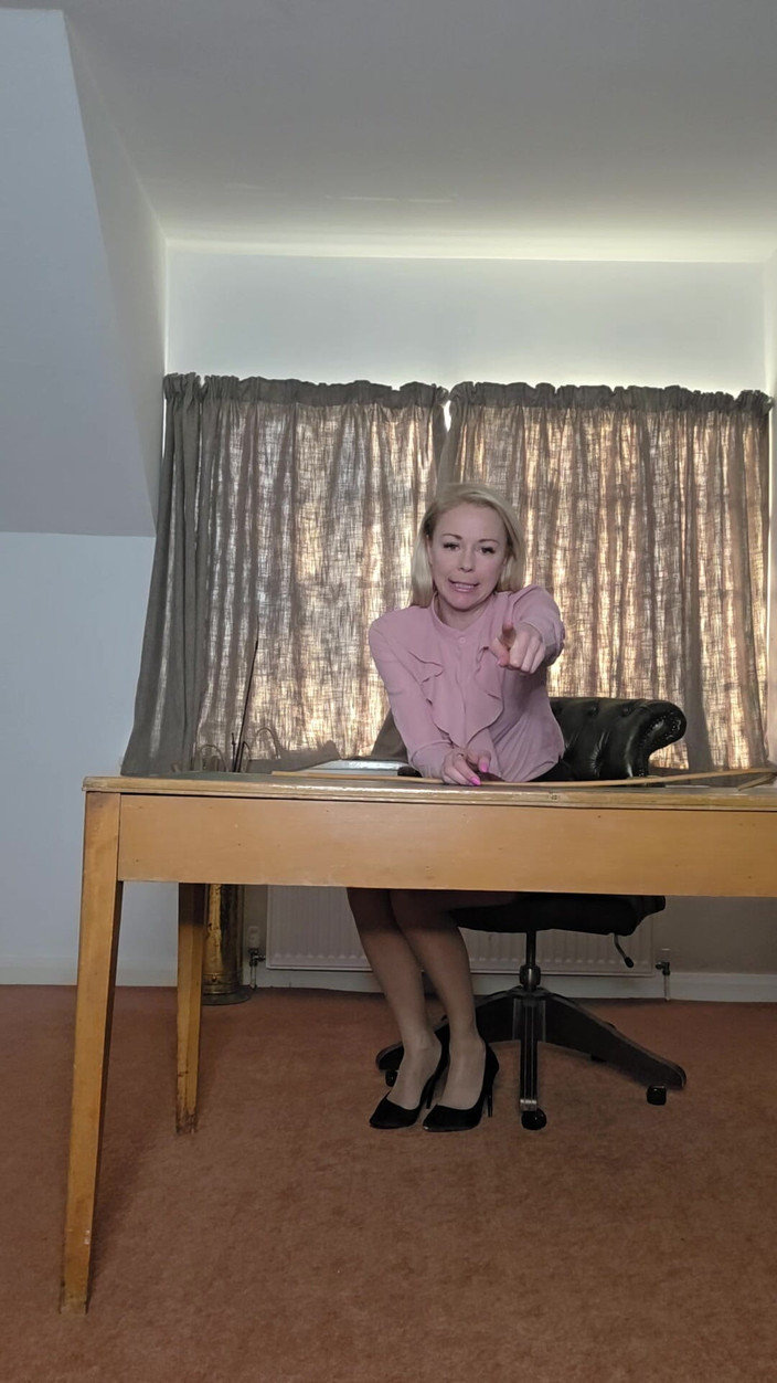 UKCuteGirl Lucy Lauren: Учительница не замечает тебя учиться жестче! Киска за оценки