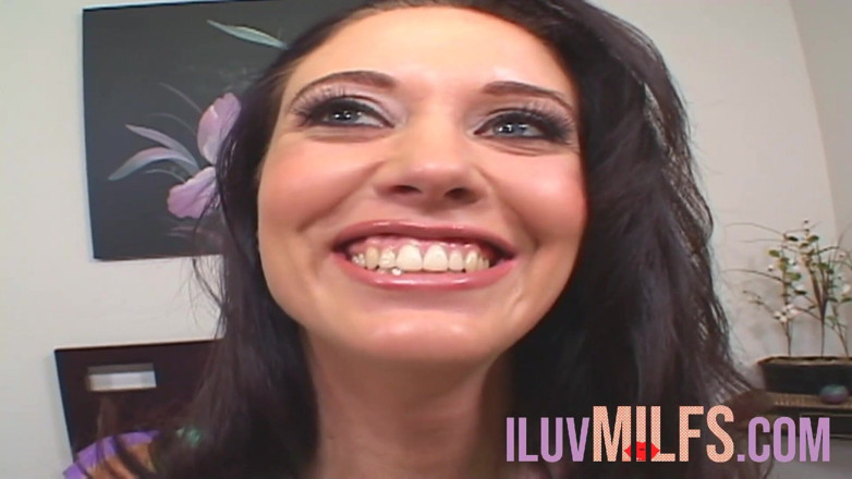 Iluvmilfs: Hnědovlasá milfka má nohy pokryté spermatem po horkém šukání