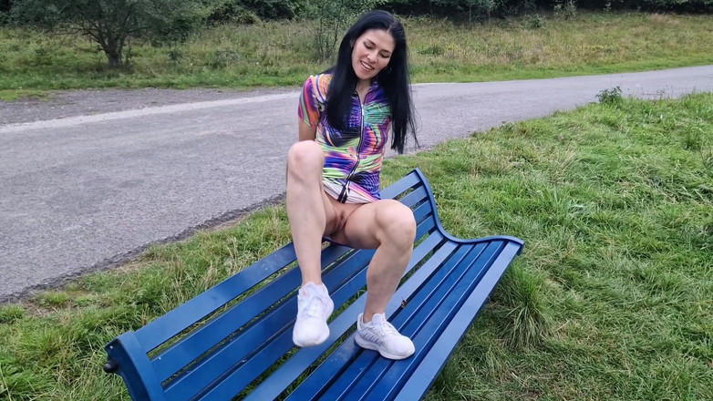 Nicky Brill: Abrindo minhas pernas em parque público