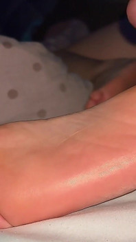 Sborrata in primo piano su belle suole feticismo del piede amatoriale