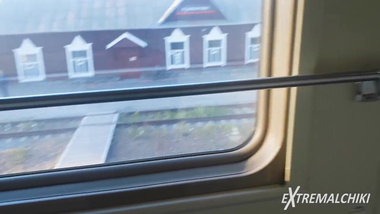 Extremalchiki: Twinks bogel berkongkek dalam kereta api