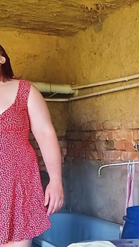 Ho Scopato Una Puttana Del Villaggio Proprio Nel Fienile Dove Faceva Il Bucato.