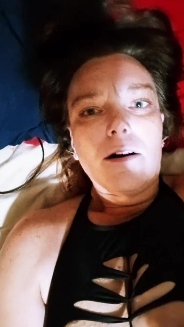 Chrissy420: Oholím se