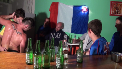 AMATOR PORN MADE IN FRANCE: Futbolcular barda sikişiyor