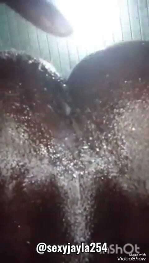 Sexyjayla254: 饥渴的下身玩弄他的大黑抹油屁股