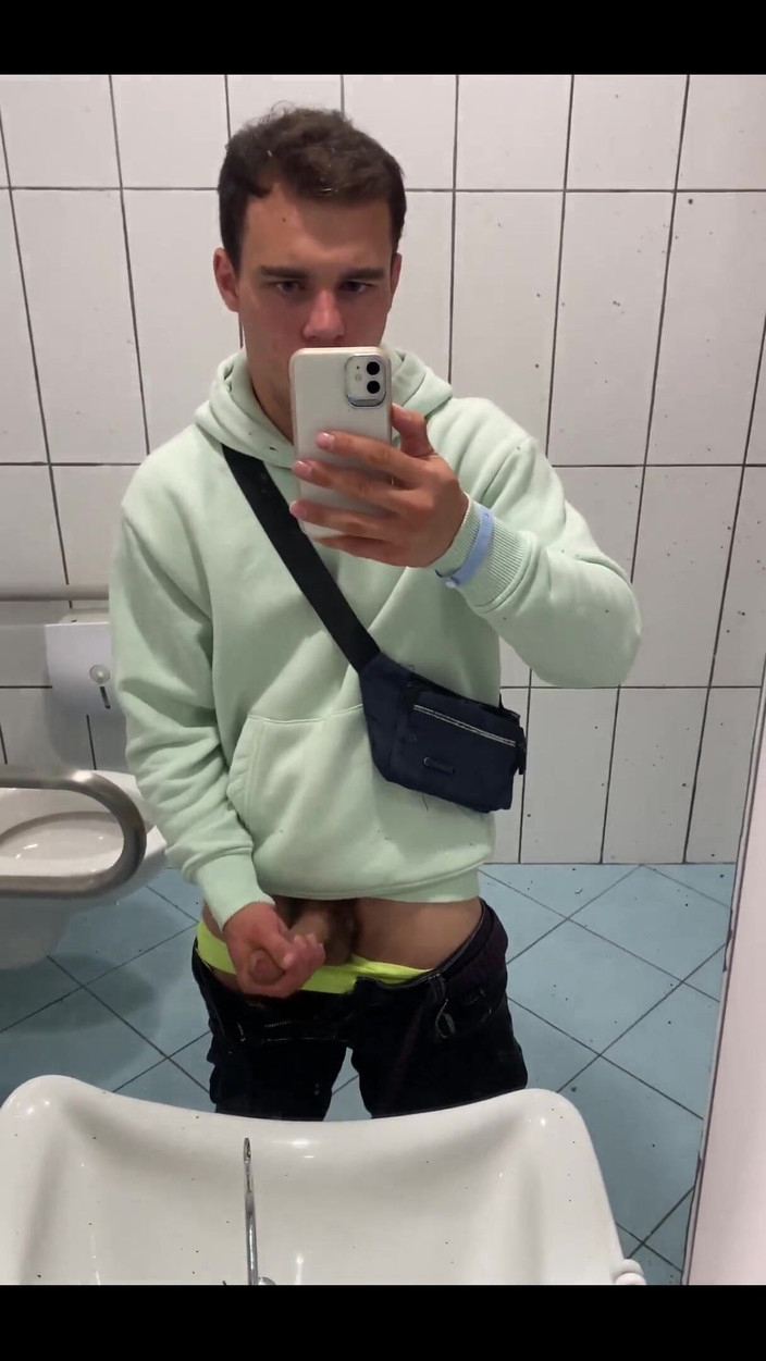 Max_Russell: Jag kan inte missa möjligheten att onanera i toaletten