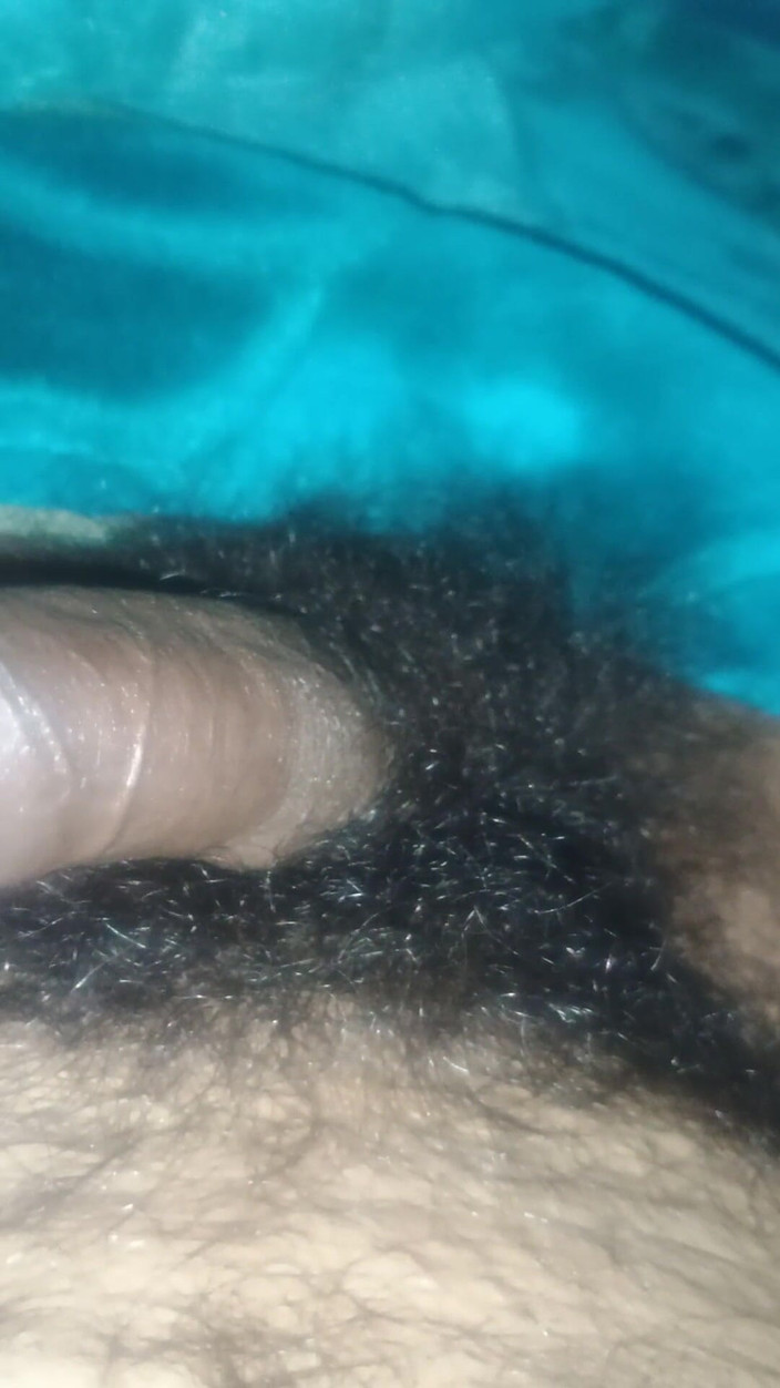 Hot_bobby: Cowok kontol besar dengan memek berbulu lagi asik masturbasi sendirian