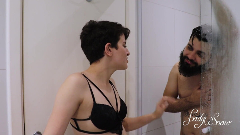 Lady Snow Brasil: Il baise le cul de deux jeunes nanas dans un...