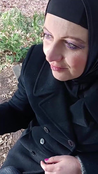 Jugué con una gran polla afuera en el parque, di una mamada e incluso orinar