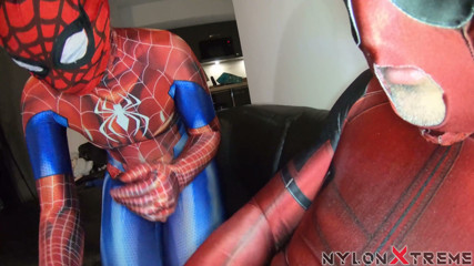 Nylon Xtreme: Sudut pandangan pertama seks bertiga Natacha dan Rose Zentai spider...