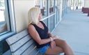Nasty Girlfriends: Paris fume en short et talons de strip-teaseuse
